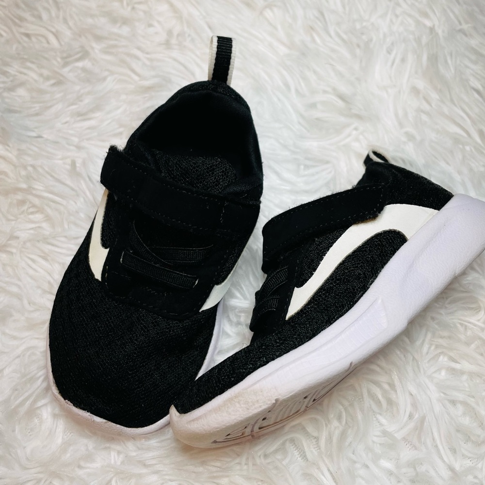 Little boys black and white tennis shoes size 5